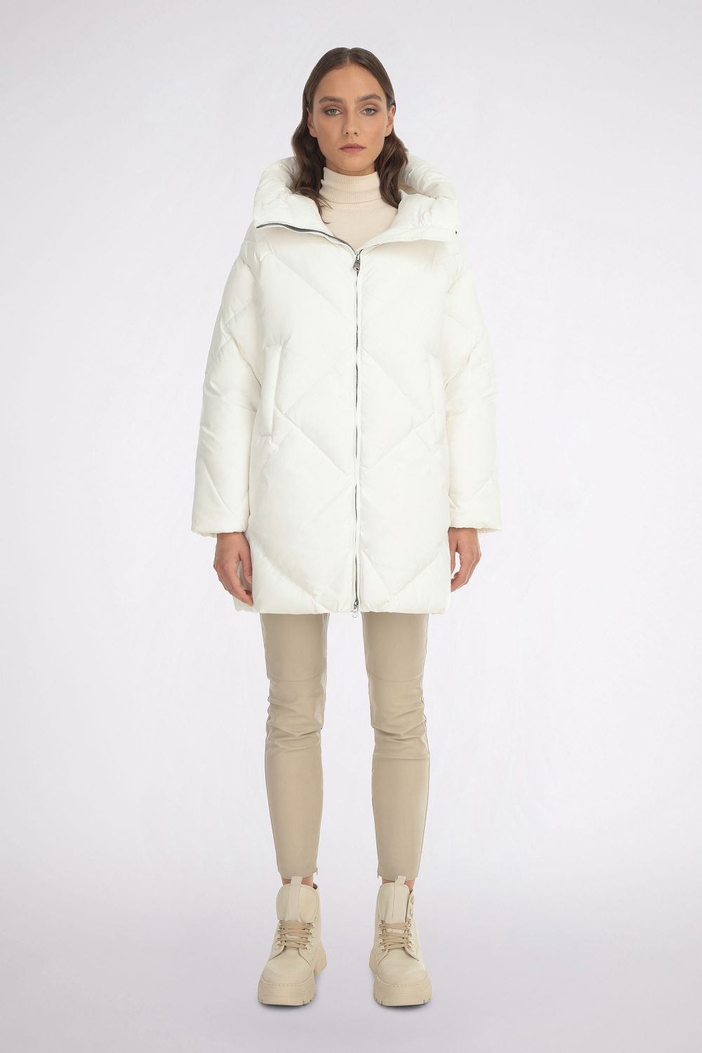 Jachetă puffer albă Florentinodelure cu glugă, material diamond, stil elegant.