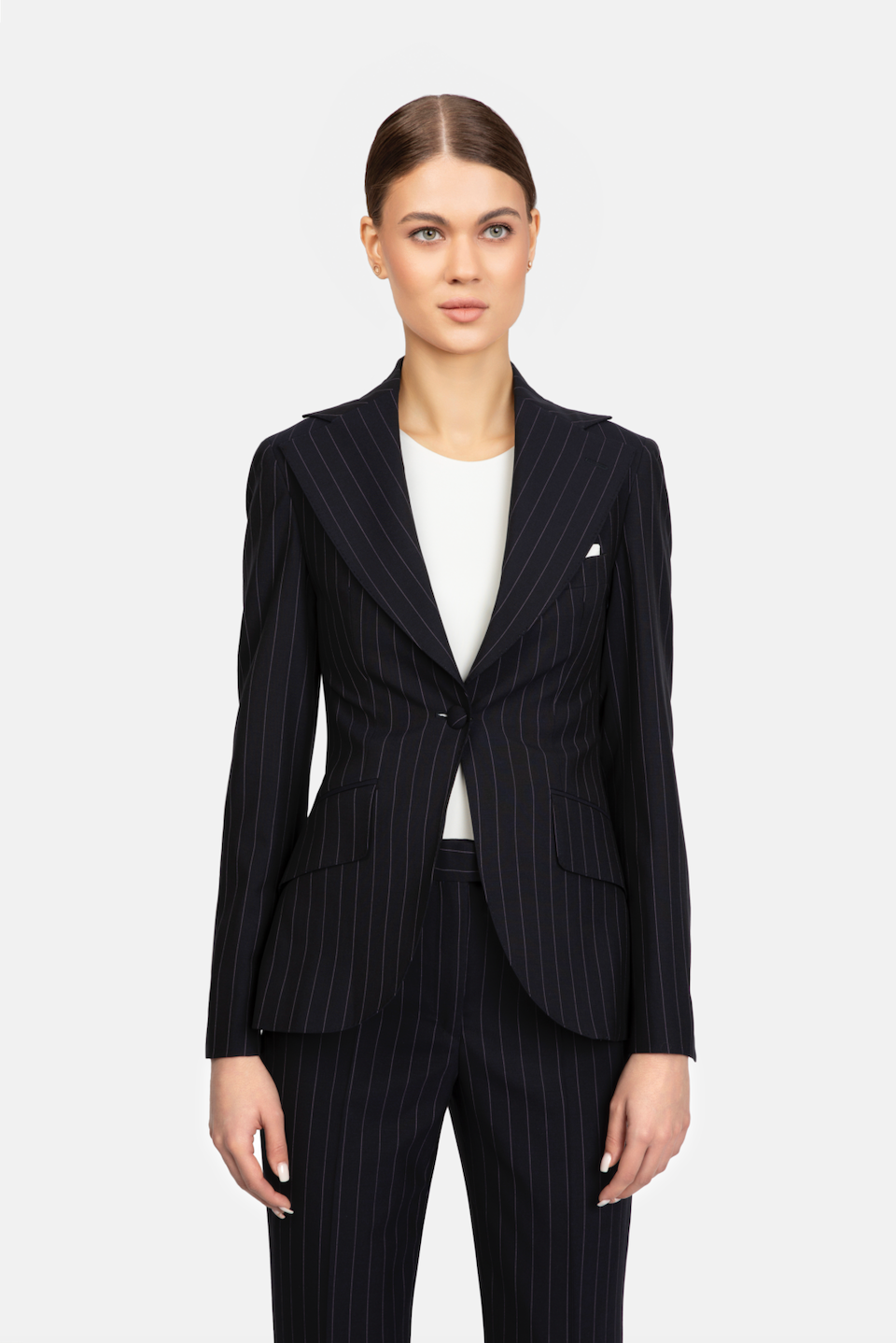 Costum Navy Florentinodelure cu linii subțiri, sacou cu rever lat, pantaloni drepți.