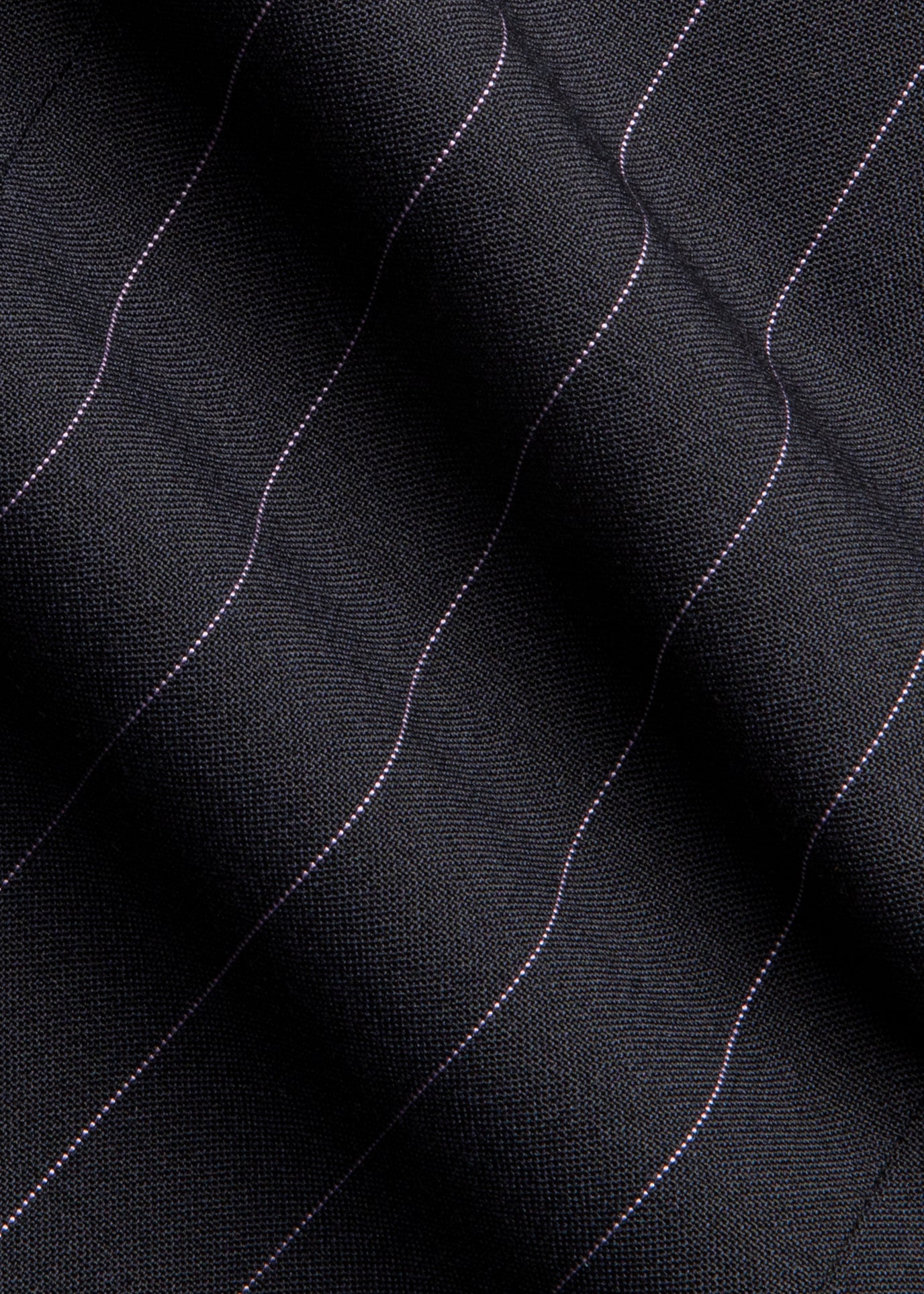 Detaliu textură costum navy cu linii Florentinodelure, material fin cu dungi discrete curbe.