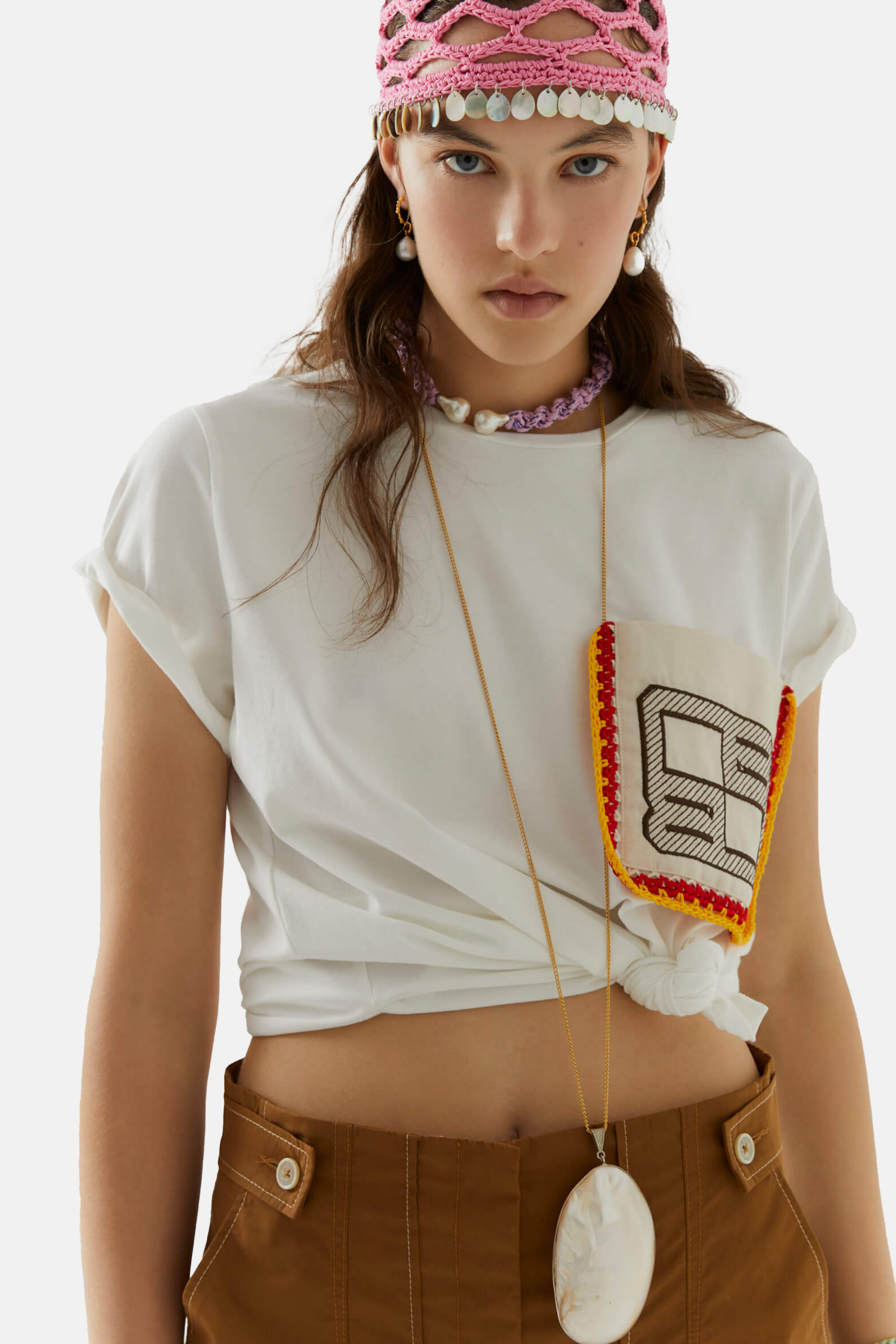 Tricou alb Florentinodelure cu model colorat pe buzunar, vedere laterală.