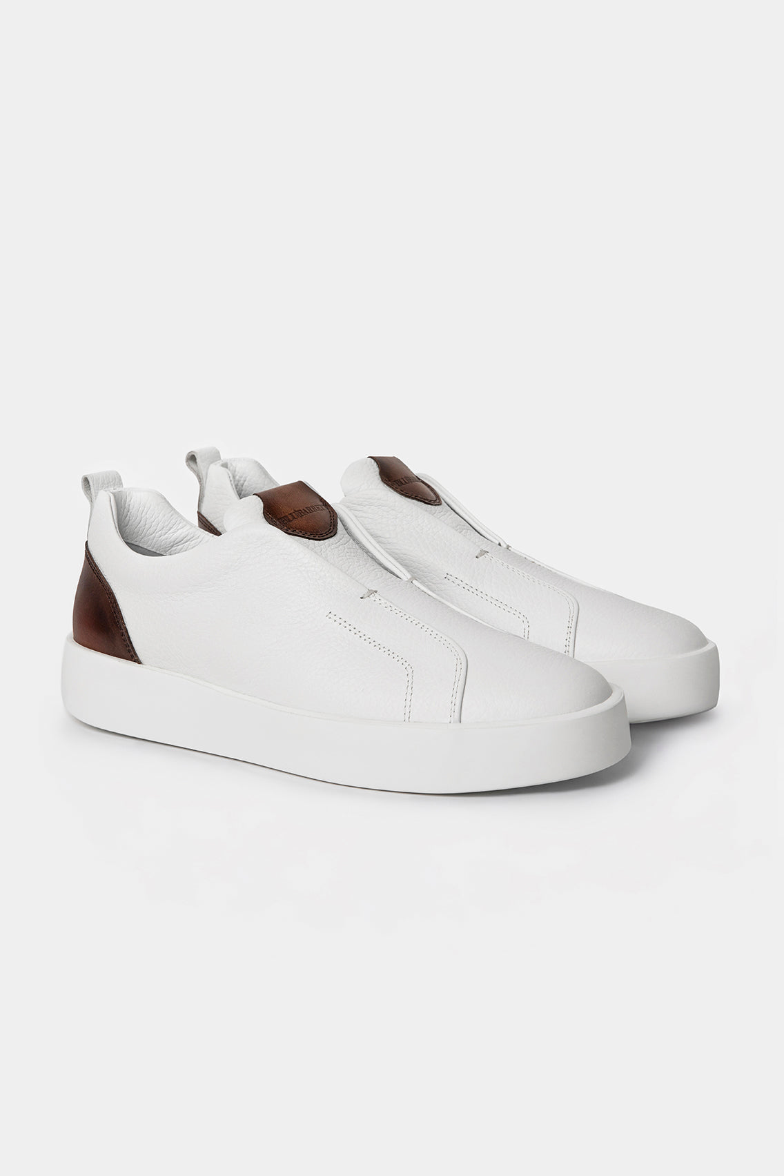 Adidași Florentinodelure albi cu detalii maro, suede și talpă din cauciuc.