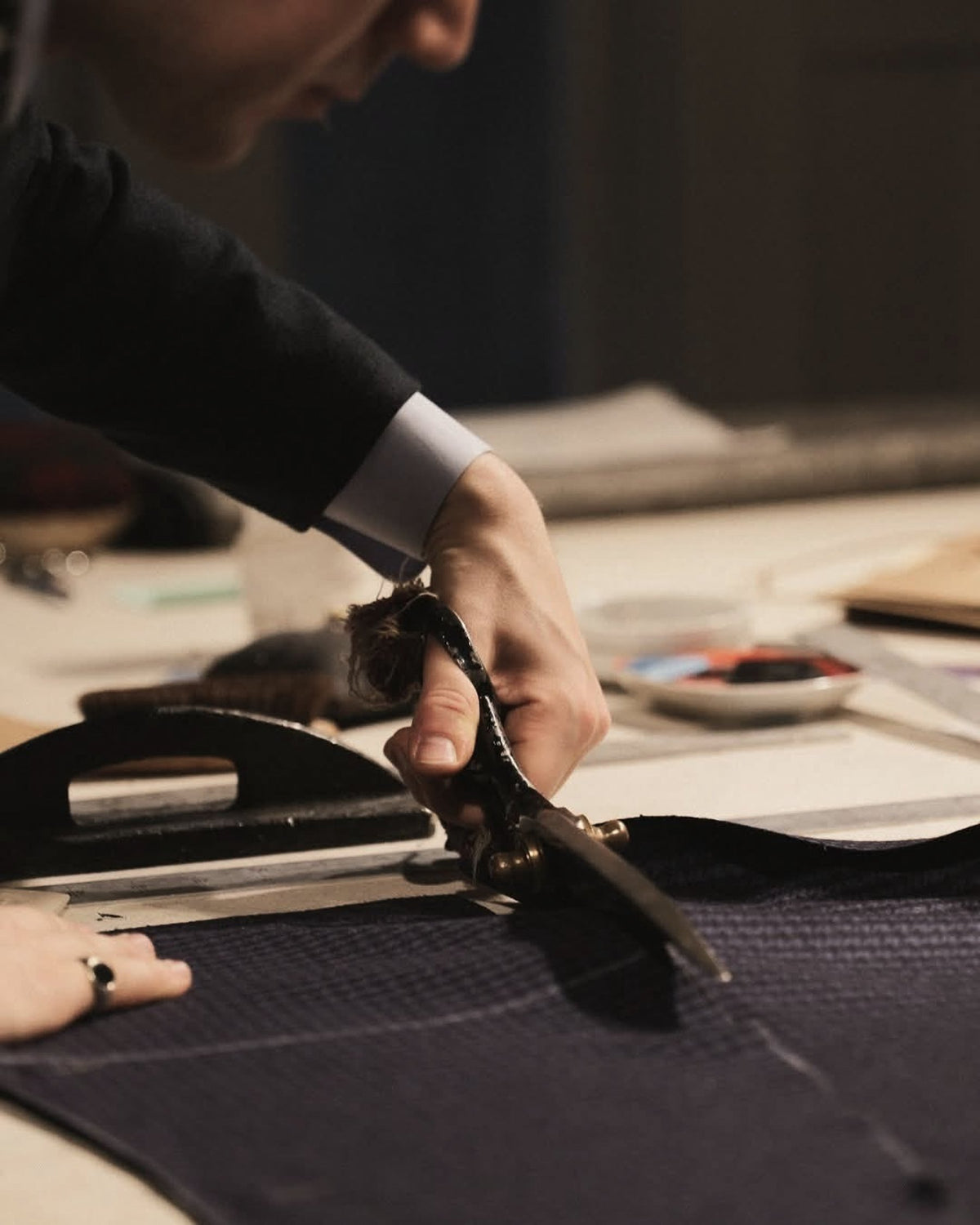 Detalii din atelierul Bespoke Florentino Delure