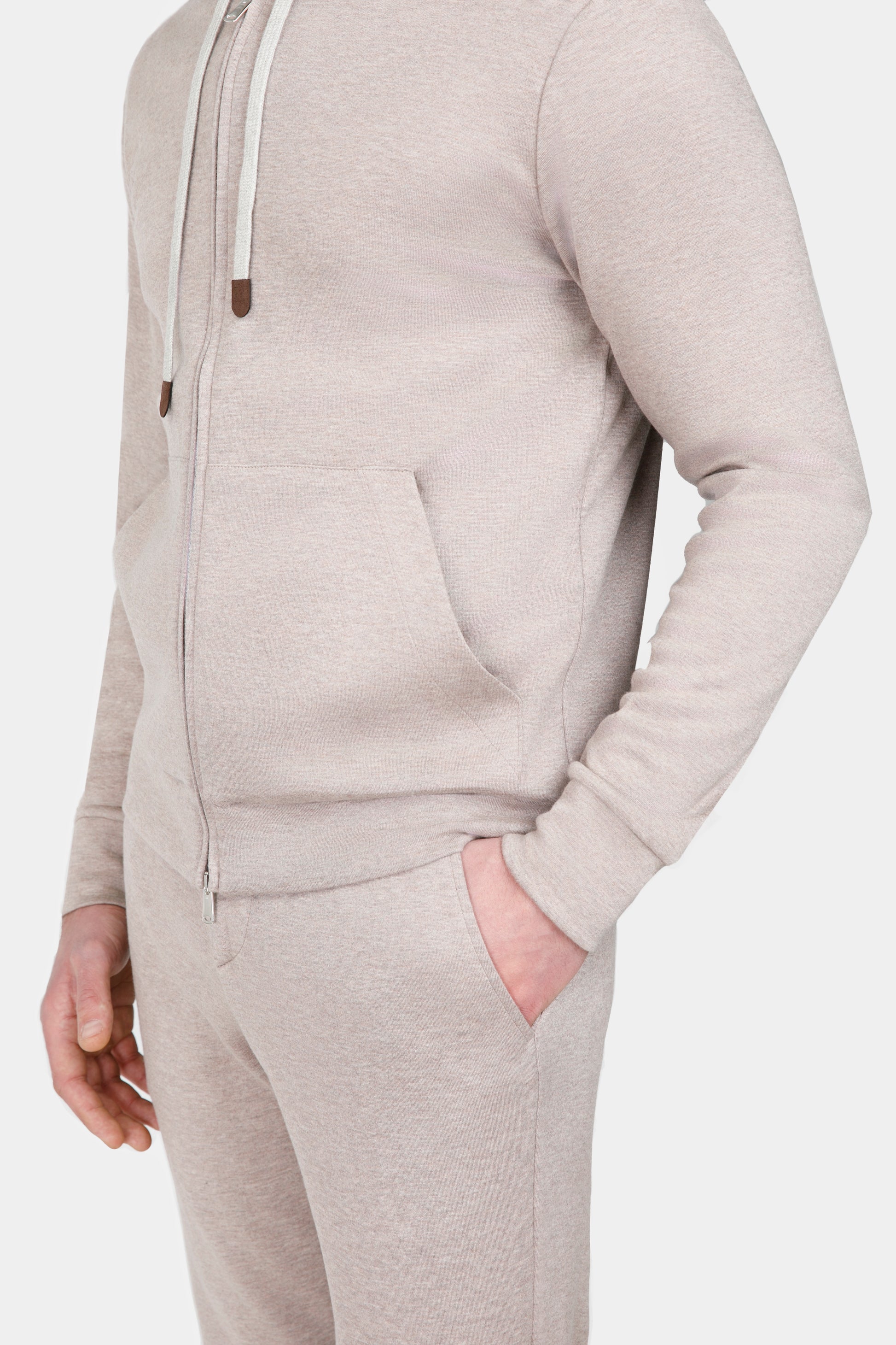 Costum loungewear bej Florentinodelure, textură tricotată, detaliu glugă și fermoar.