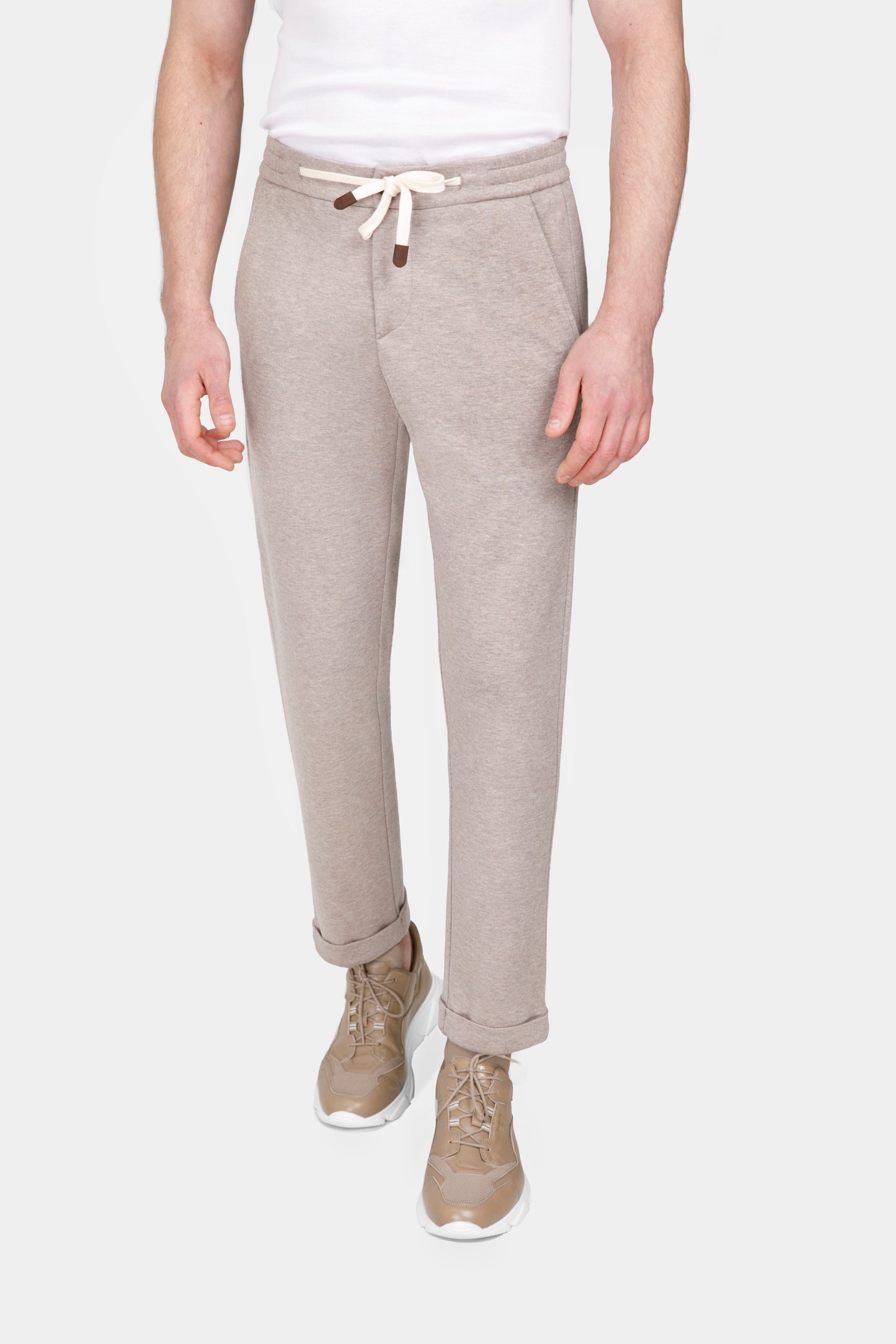 Costum loungewear bej Florentinodelure, material tricotat, cordon alb, pantaloni și pantofi sport bej.