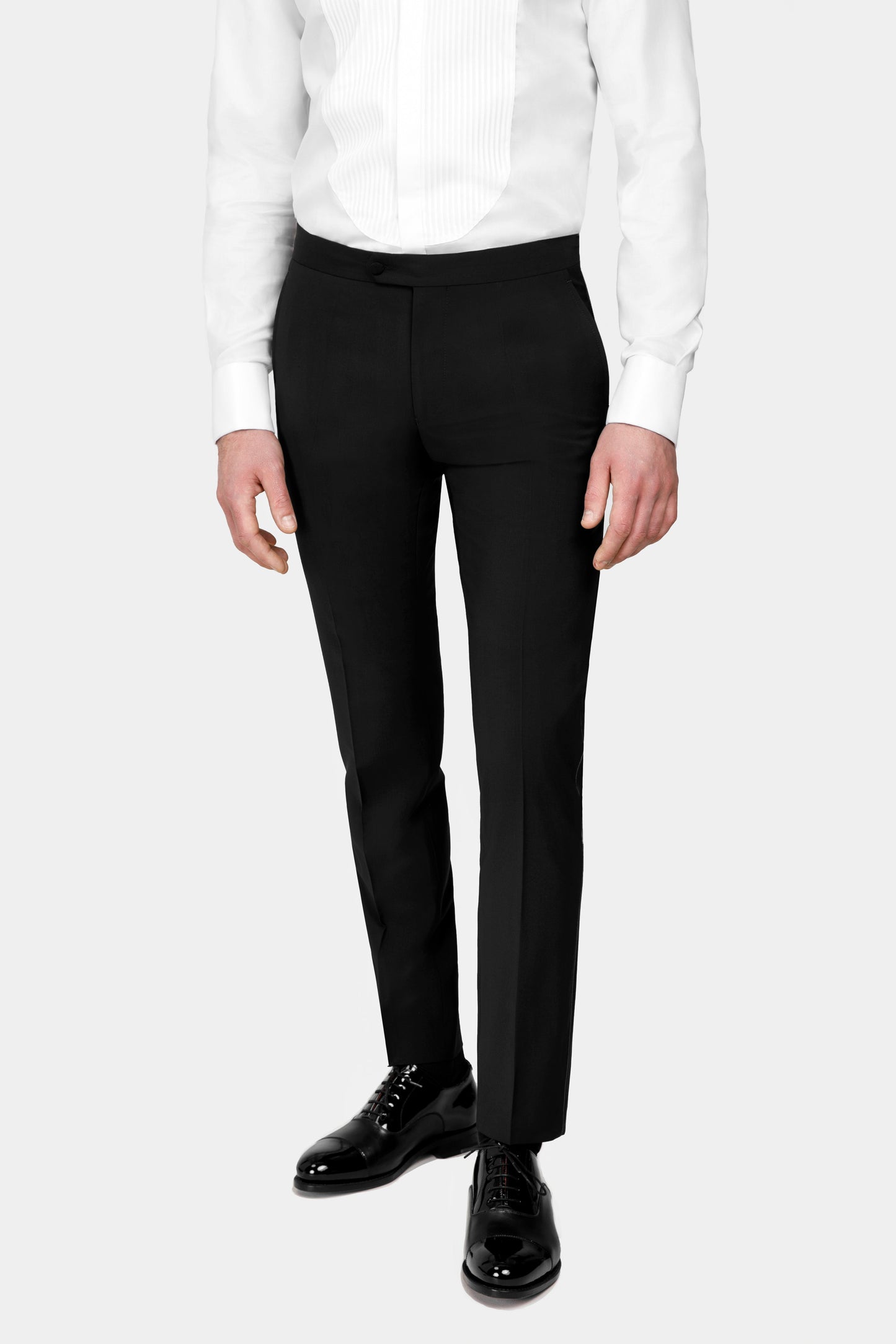 Pantaloni tuxedo negri Florentinodelure cu textură netedă și pantofi lac negru.
