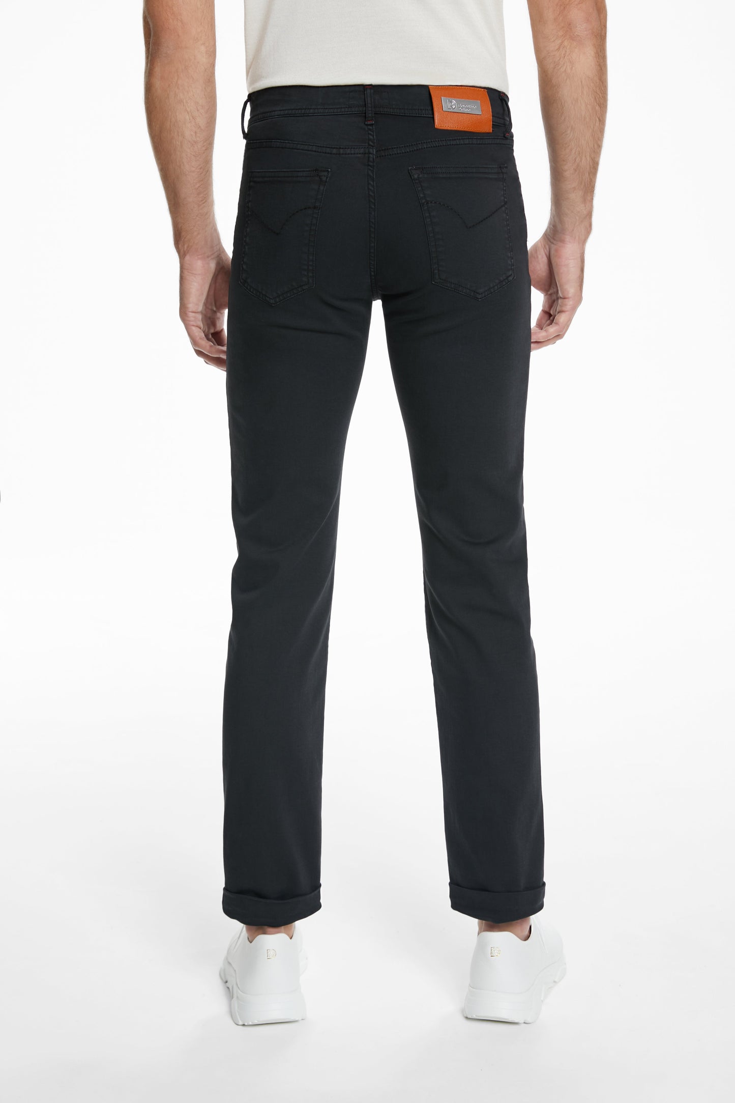 Blugi negri drepti Florentinodelure 5-POCKET din denim, detaliu spate, cu etichetă maro.