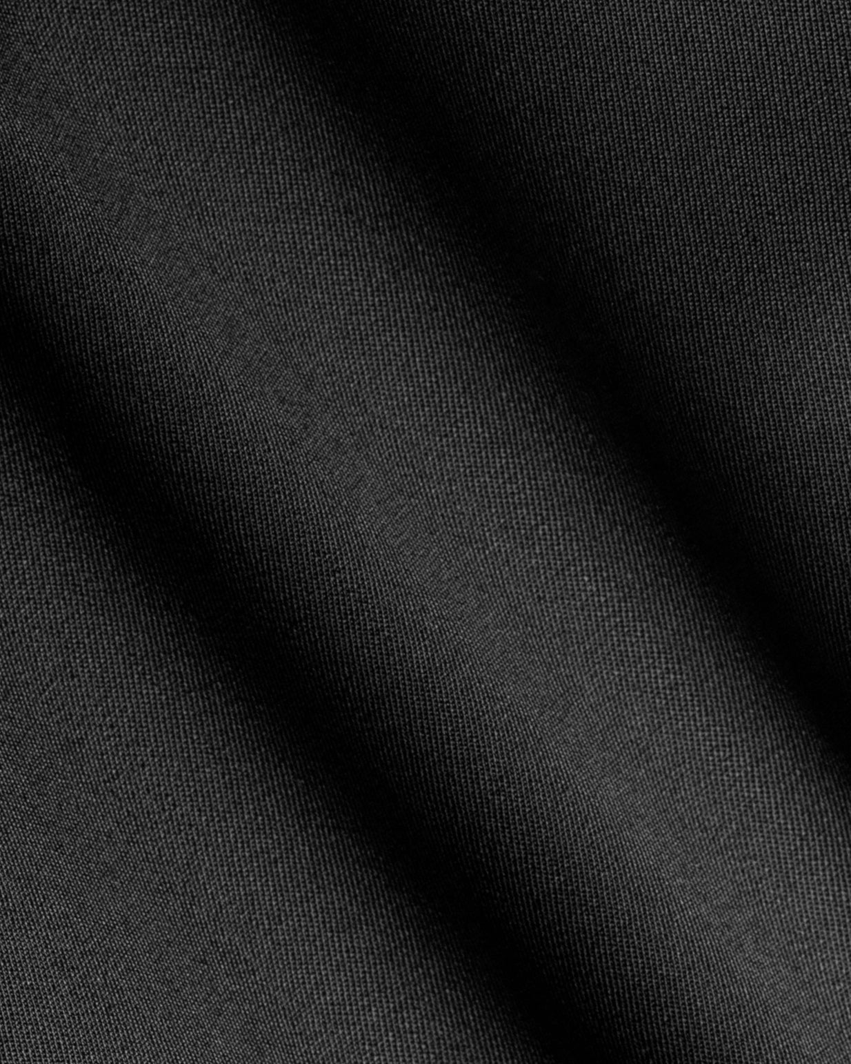 Textura fină a lanii negre de la Florentinodelure, detaliu costum MARS.