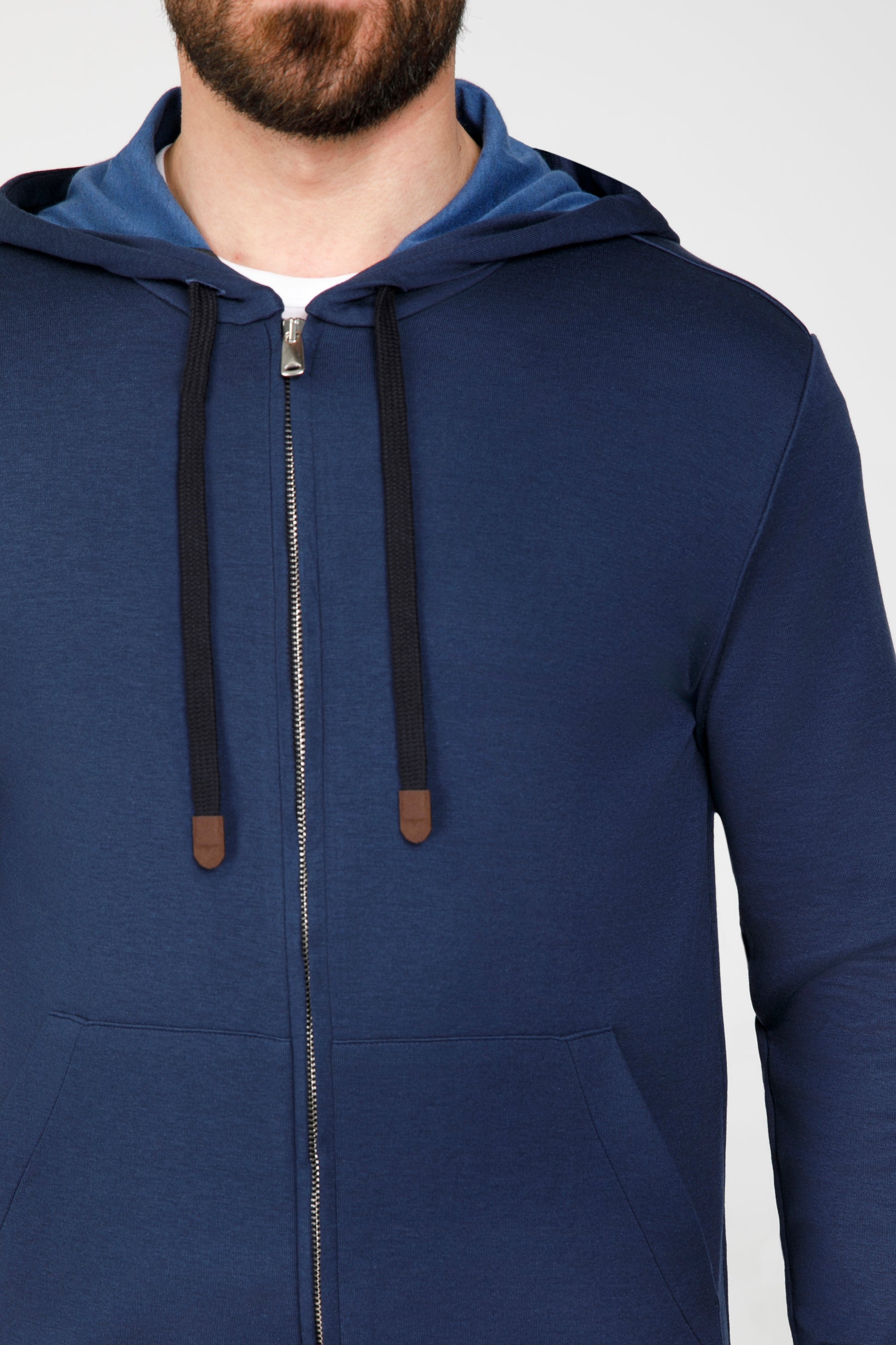 Costum loungewear albastru Florentinodelure, detaliu glugă și fermoar, material lână și mătase.