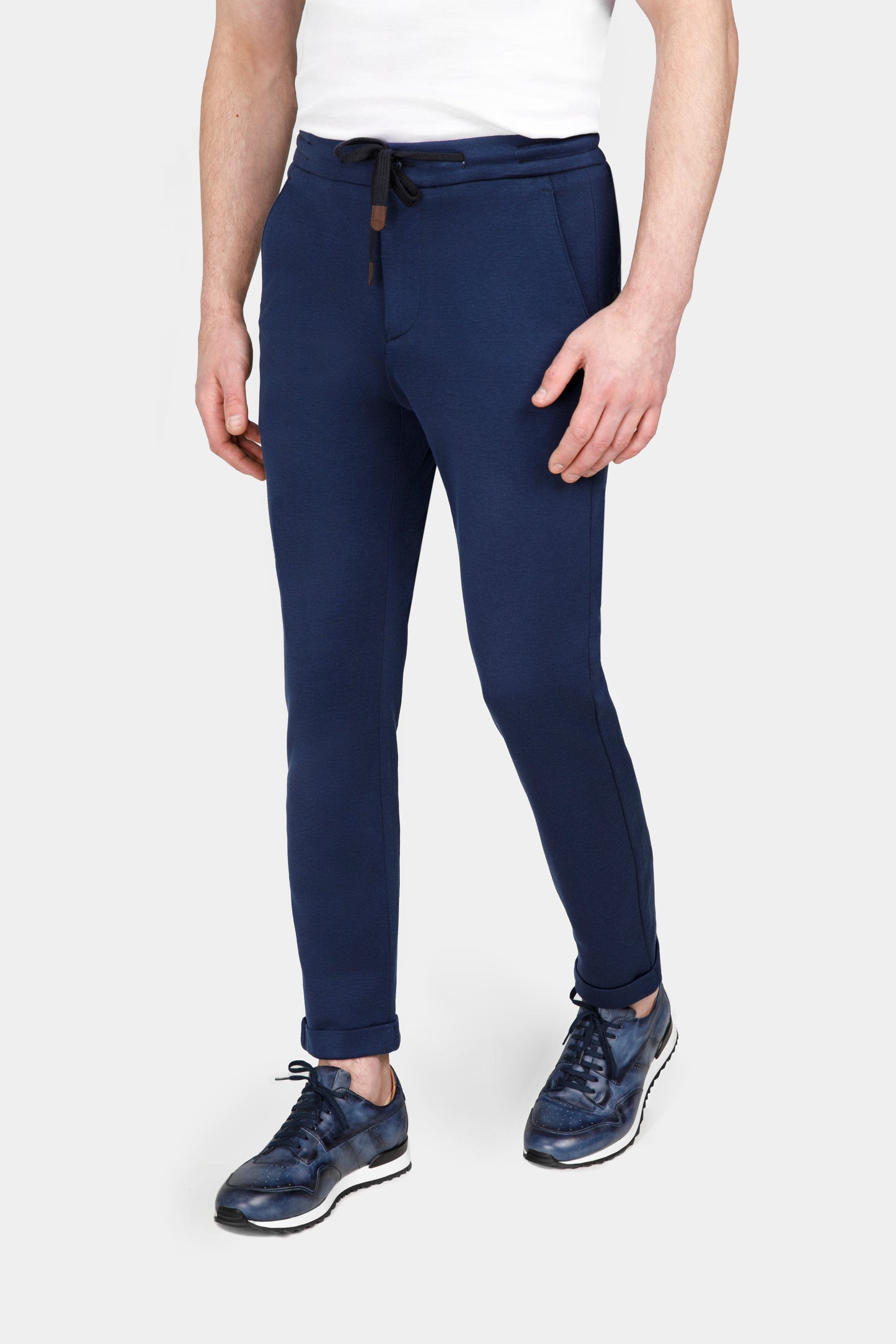Costum loungewear Florentinodelure albastru din lână și mătase, detaliu textură pantaloni.