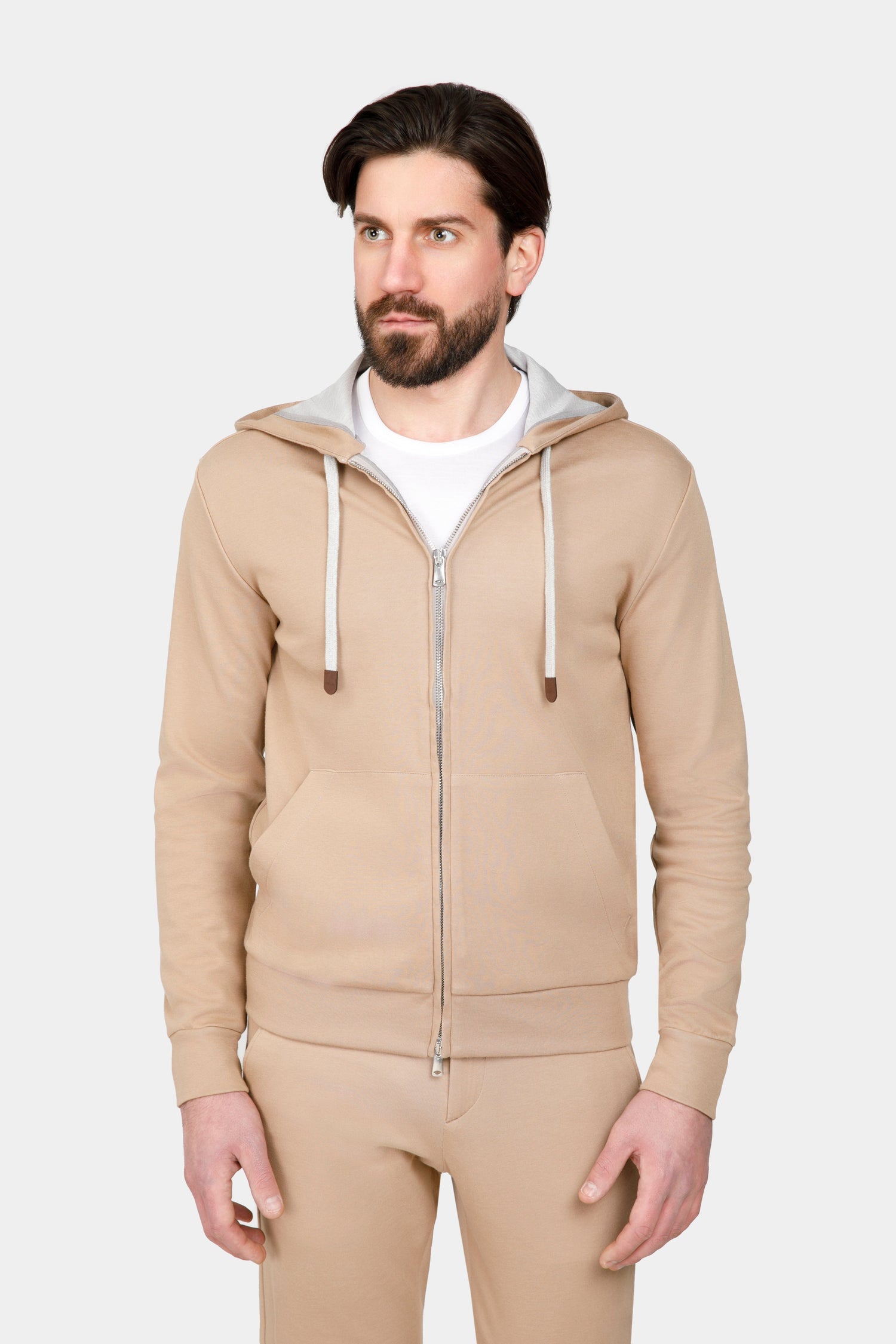 Costum sport bej din lână și mătase Florentinodelure, cu fermoar și glugă ajustabilă.