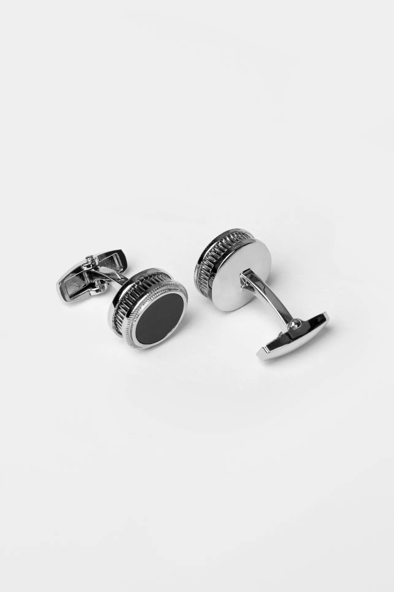 Butoni rotunzi negri stil plat, metal lucios, marca Florentinodelure, vedere laterală.