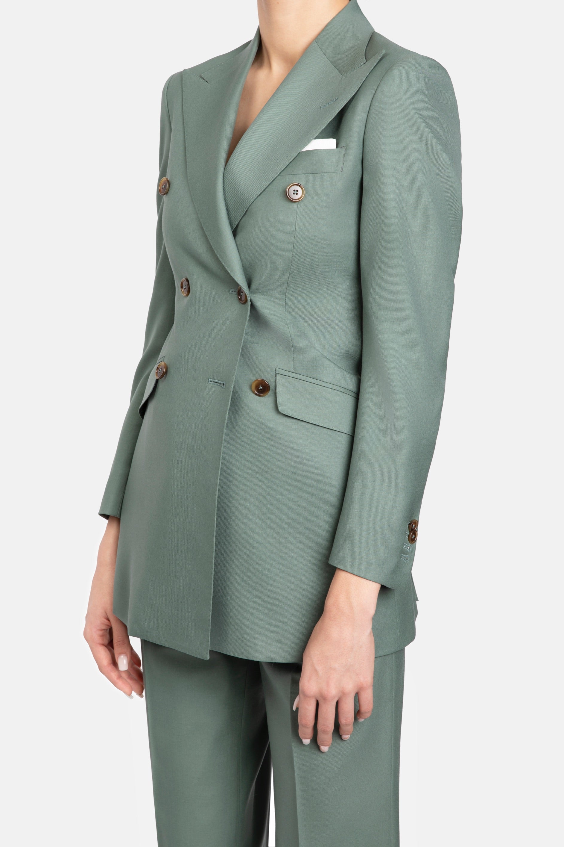 Costum verde Florentinodelure cu nasturi maro și buzunar mic alb.