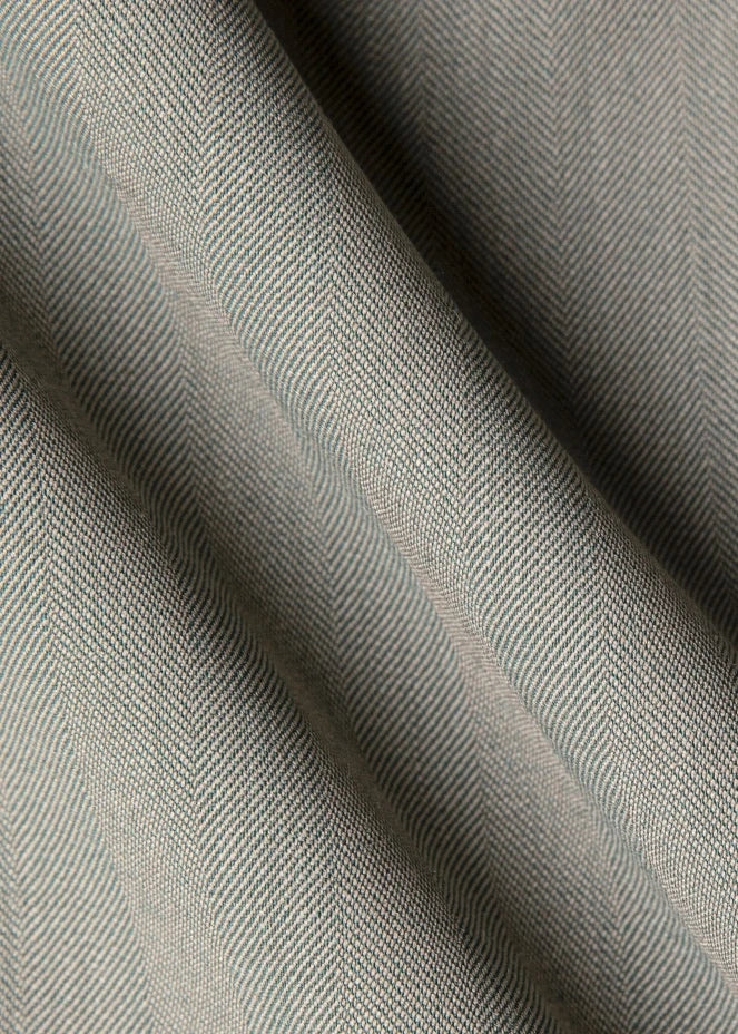 Textură costum Florentinodelure Verde Diablo, detaliu mătase, model subtil zig-zag.