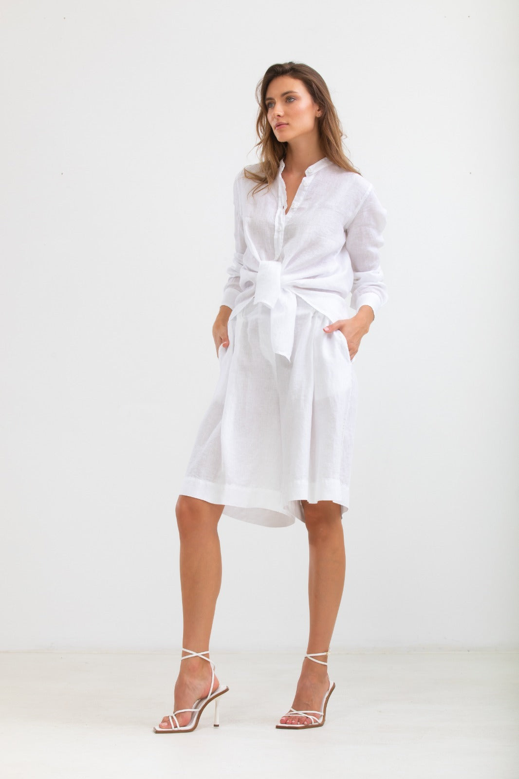 Florentinodelure Longline White Linen Shorts casual din in alb, croială largă, lungime genunchi.