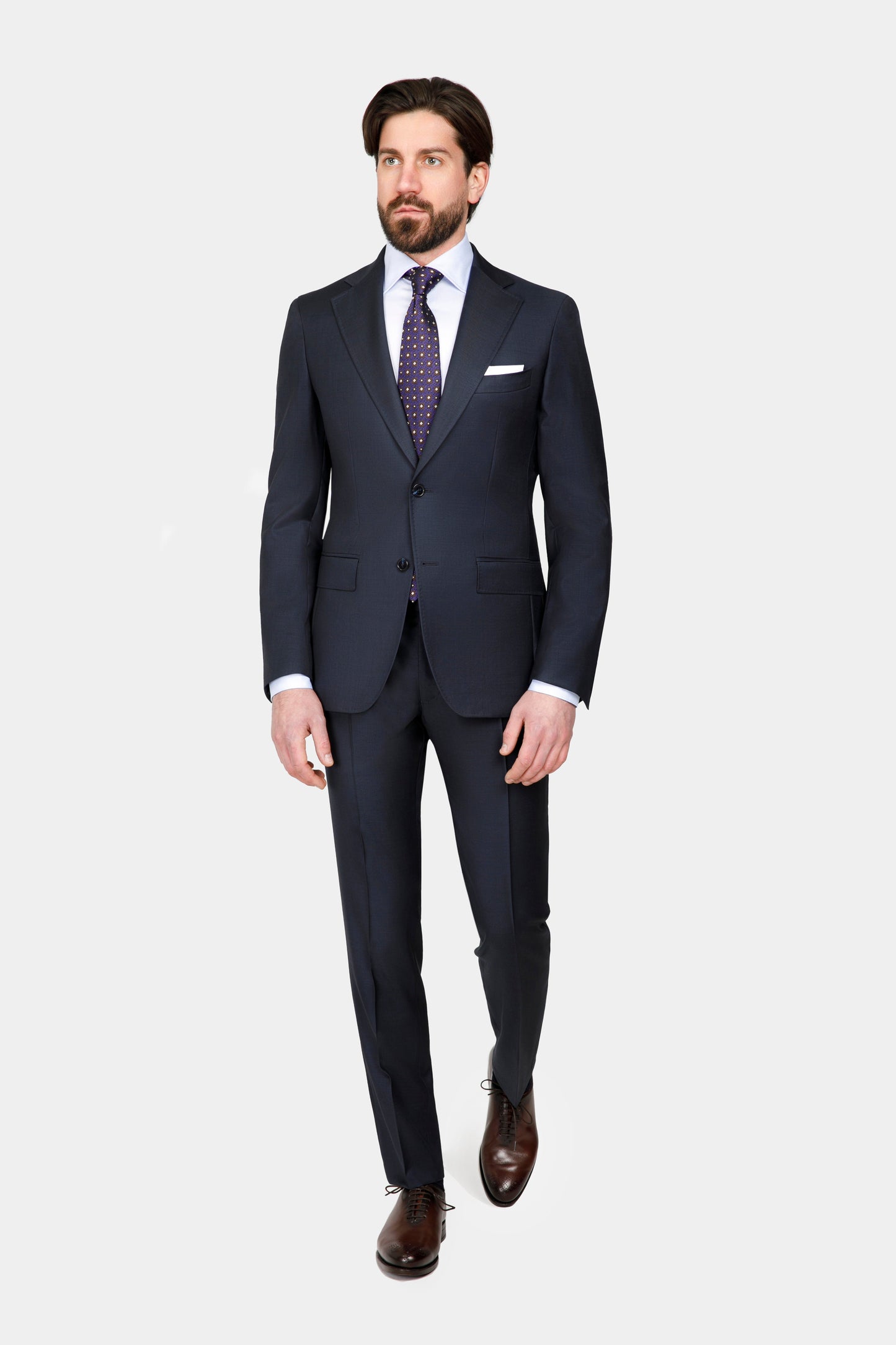 Costum bleumarin EGO Florentinodelure, îmbrăcat, cu sacou și pantaloni, pantofi maro.