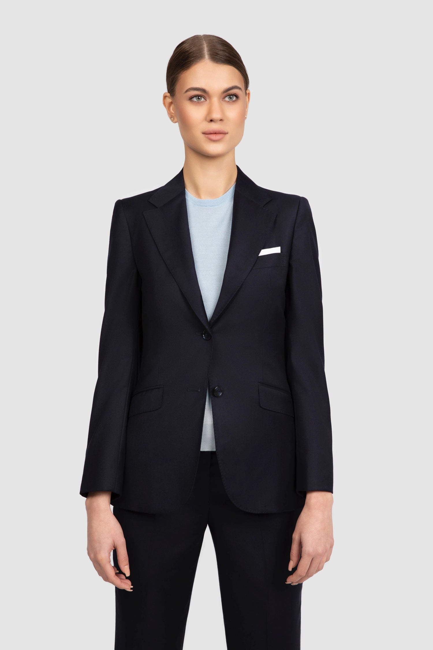 Costum navy Florentinodelure cu revere late, buzunar pătrat și croială slim.