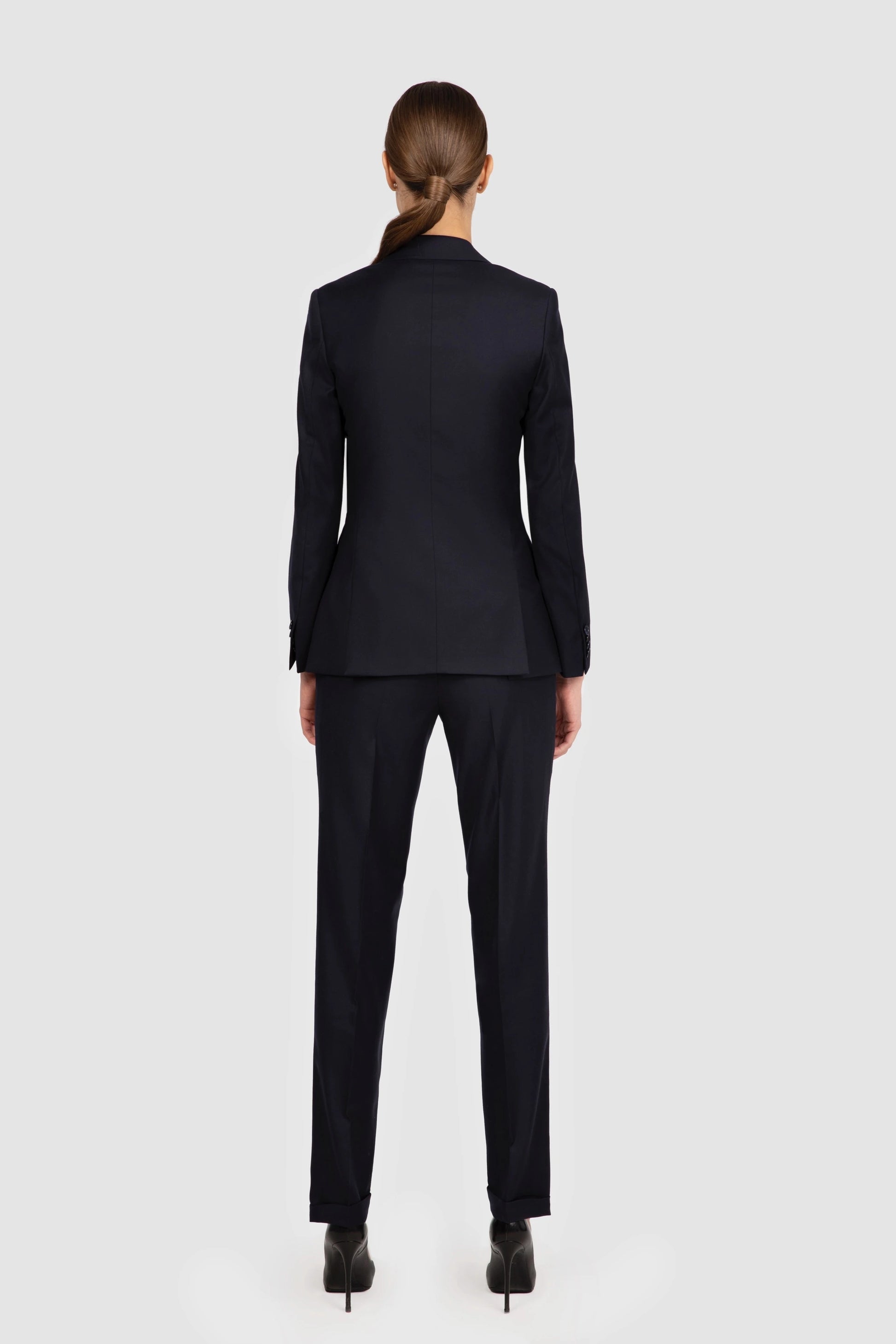 Costum navy Florentinodelure, detaliu din spate, sacou și pantaloni eleganți.