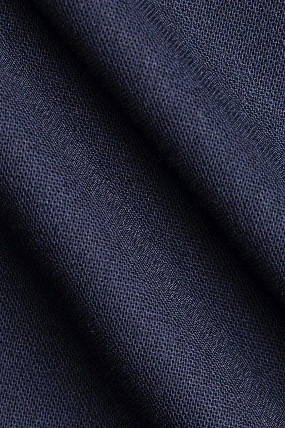 Textură costum navy din lână Florentinodelure, detaliu material rafinat.