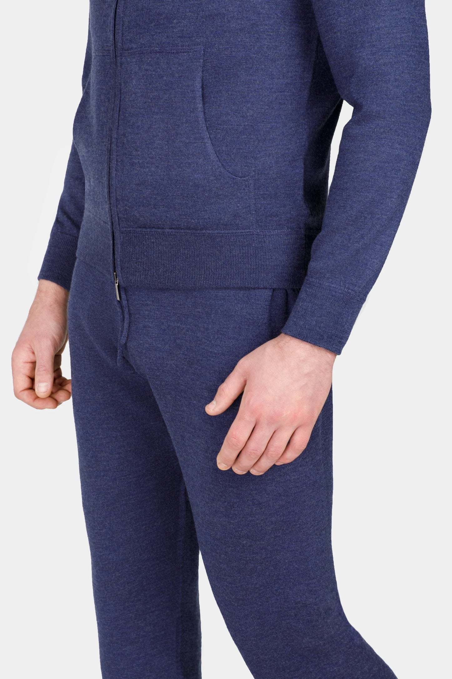Costum loungewear navy din lână Merino Florentinodelure, detalii textură și buzunar.