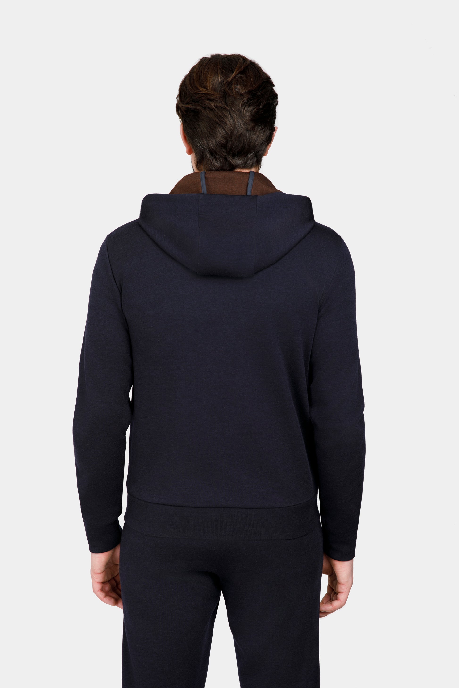 Costum loungewear navy Florentinodelure, material din piele și textil, detaliu spate.